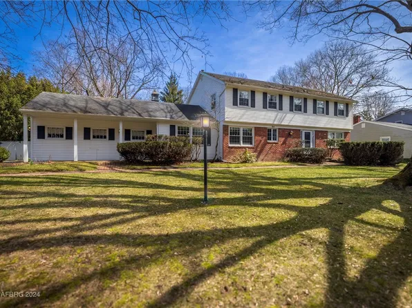 84 Farm Brook Dr, Rochester, NY 14625