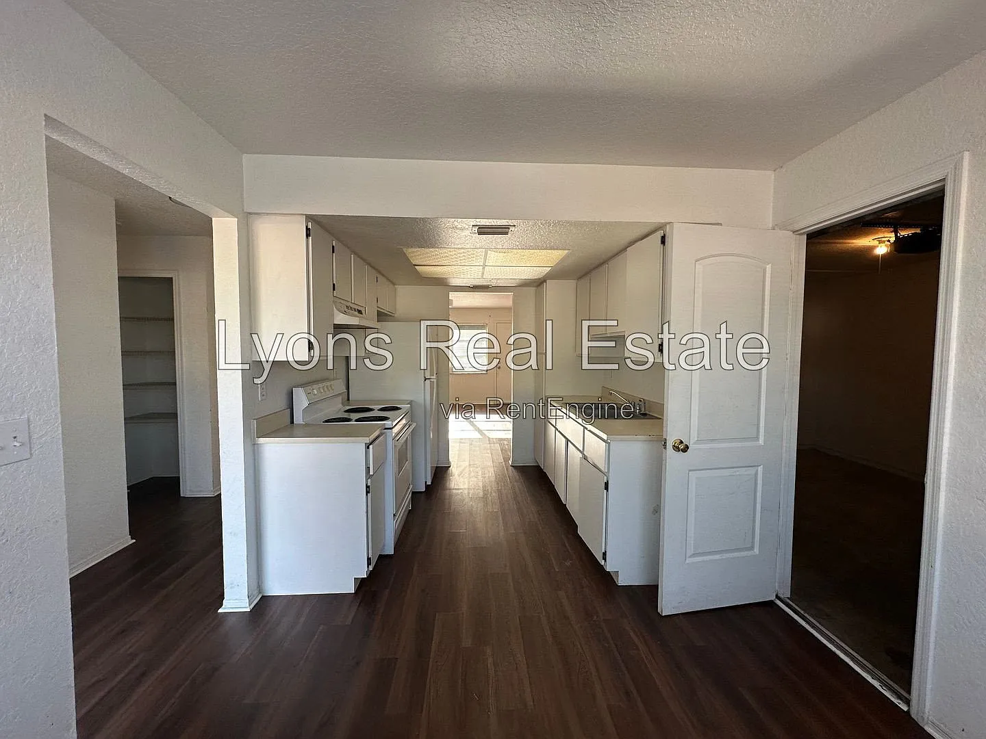 3 bed, 2.0 bath, 1067 sqft, $1,300 — Photo 4