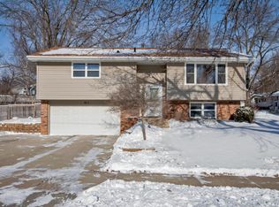 611 Zumbro Dr NW, Rochester, MN 55901