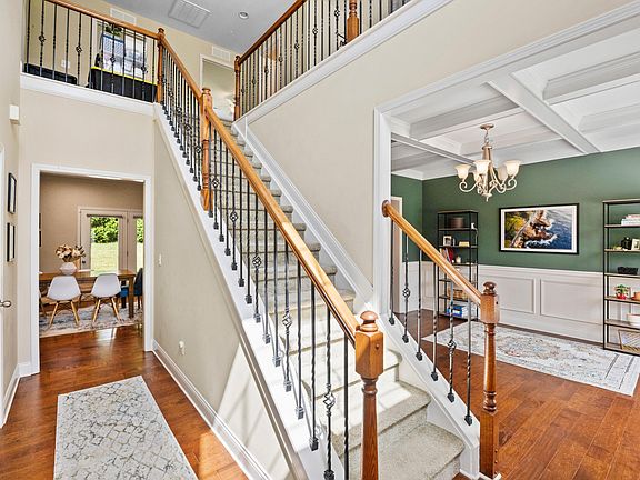 3rd image of 343 Manitoba Ln