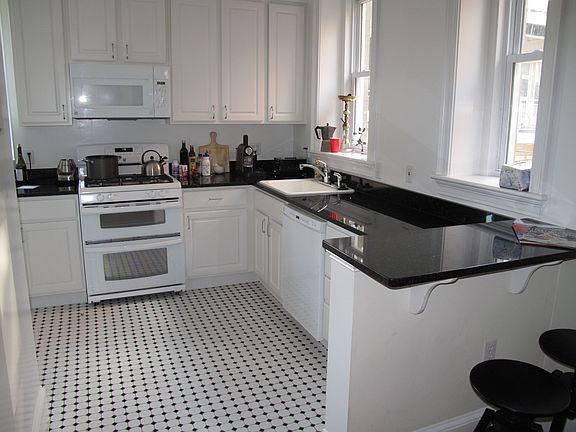 Kitchen w/breakfast bar