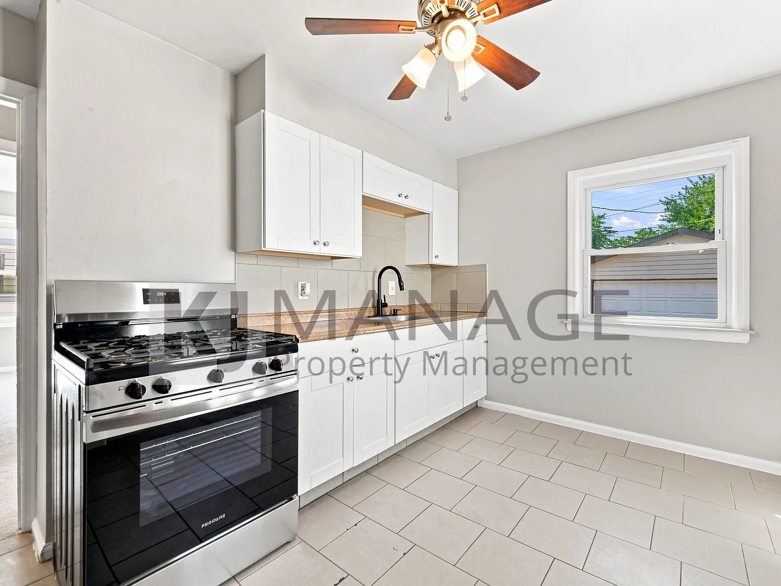 3 bed, 1000 sqft, $1,600 — Photo 2