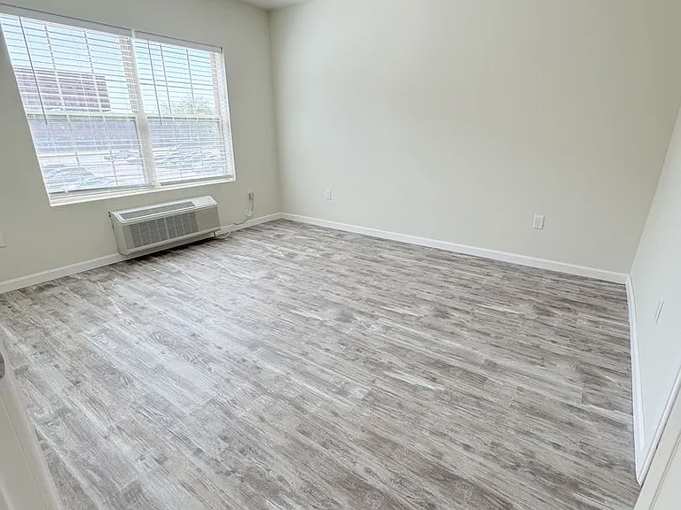 Pine Street Apartments — Photo 23