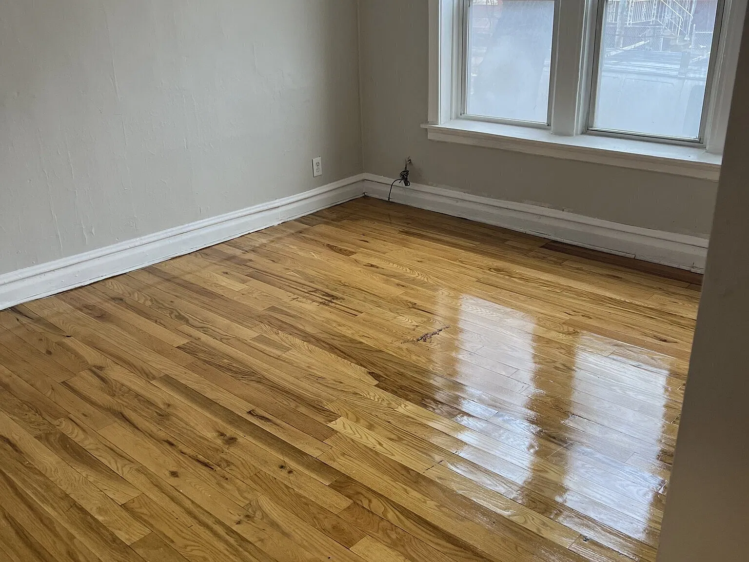 2 Bed 1 Bath w/Granite, Hardwood floors, & In unit Laundry — Photo 3