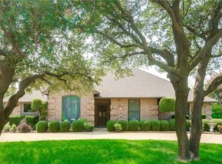 916 Crystal Ln, Crowley, TX 76036