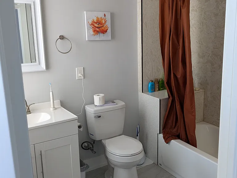 Upstairs full bathroom
