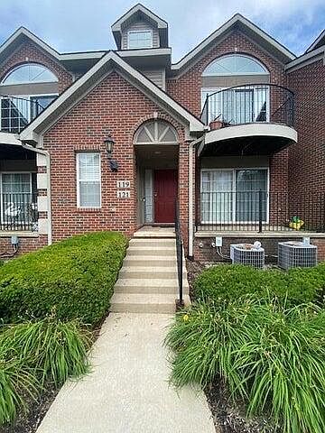 1st image of 119 W Oakbrook Dr