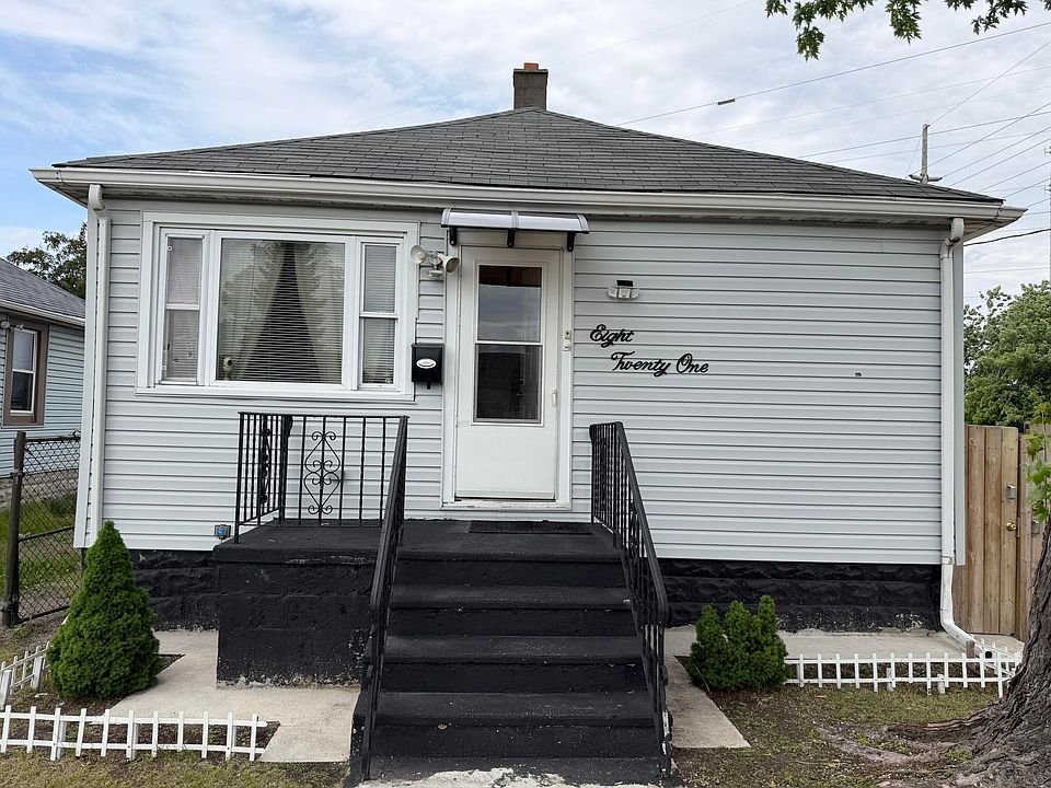 1st image of 821 Huehn St