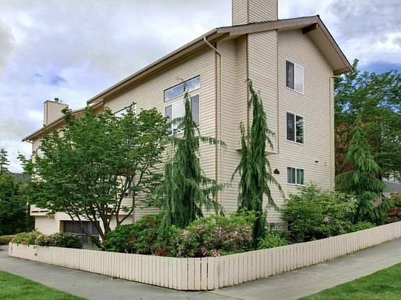 Small 9 unit complex in desirable Wallingford community! Central location-close to all amenities and downtown! Walk score of 92!