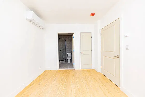 Bedroom, photo 2