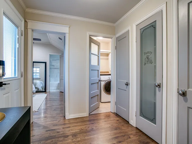 610 E Texas St — Photo 19