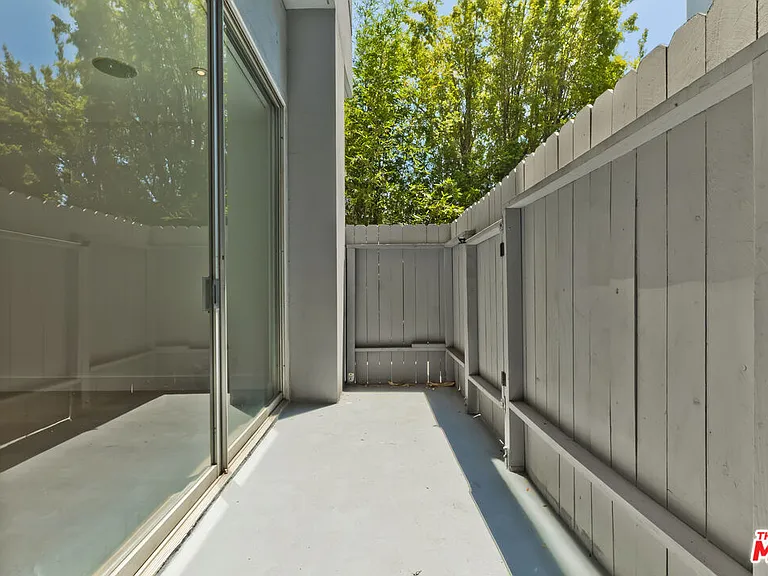 1100 Alta Loma Rd — Photo 15