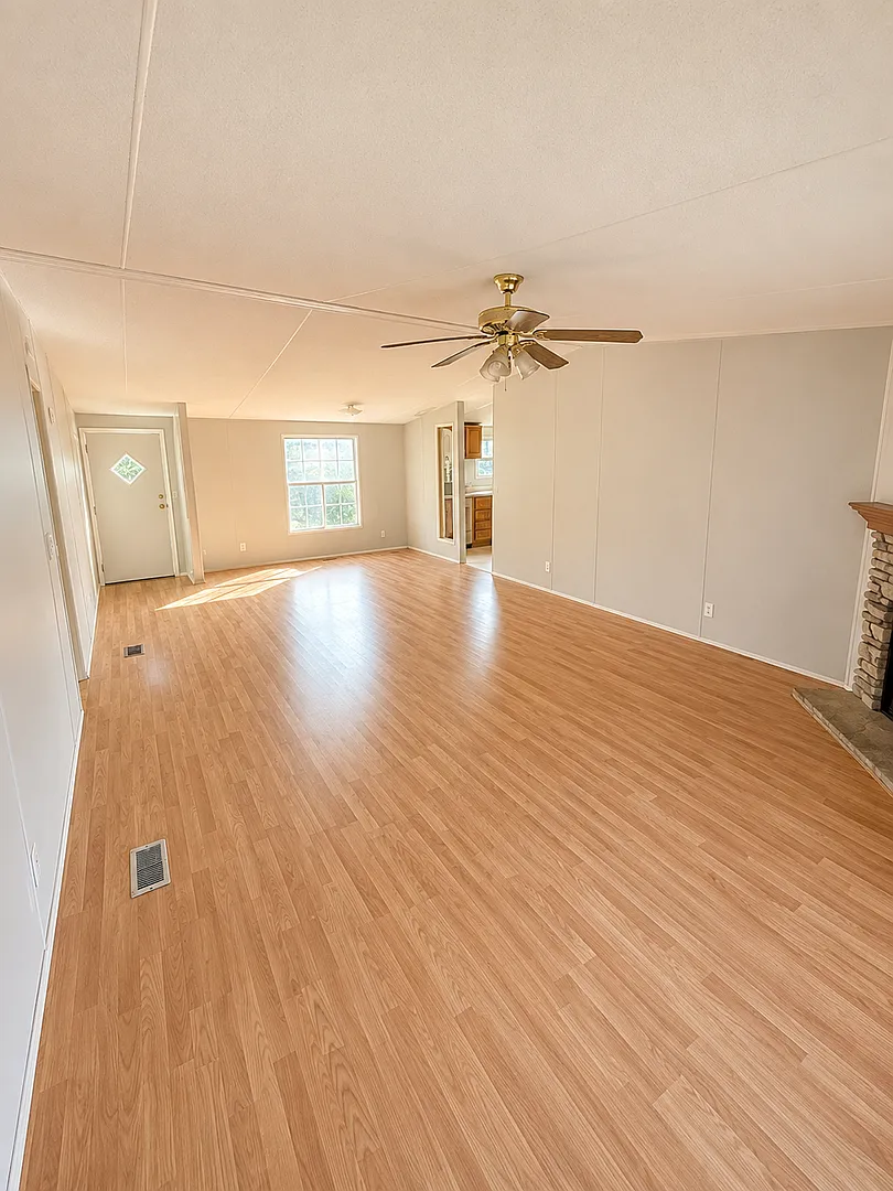 3 Bedroom, 1312 Sf — Photo 3