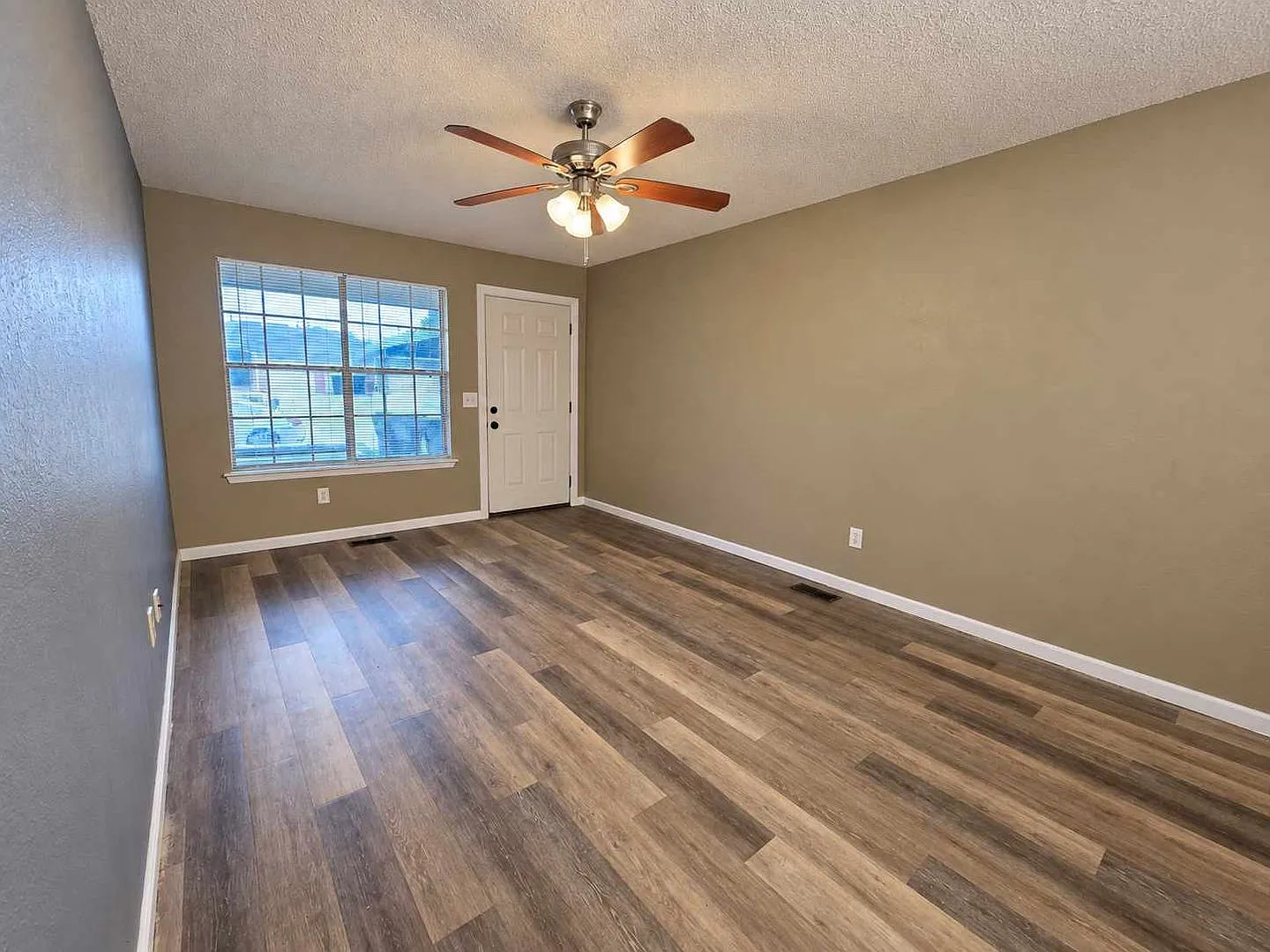 Comfortable Home in a Convenient Midwest City Location — Photo 3