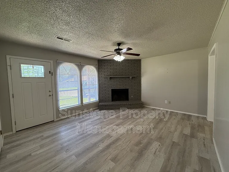 308 W Austin St — Photo 3