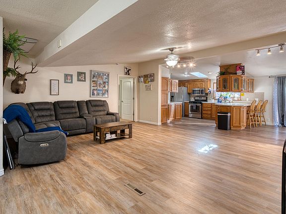 4th image of 900 E 9th St