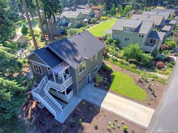 Aerial view of property 