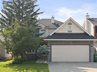 41 W Strathridge Cres SW, Calgary, AB T3H3R9
