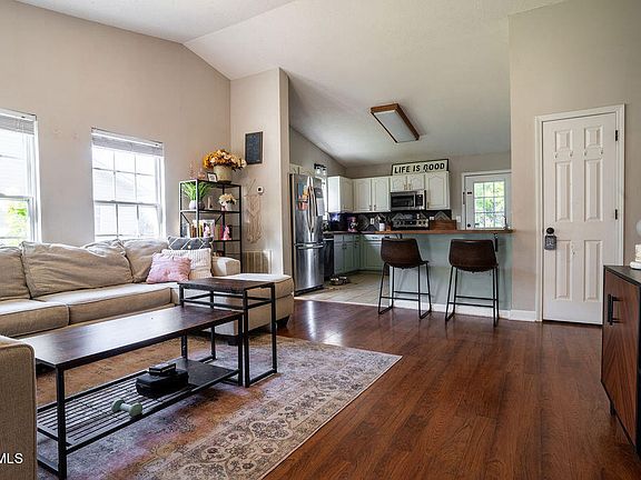 3rd image of 1013 Justus Dr