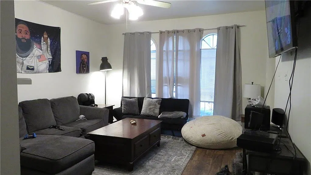2 bed, 2.0 bath, 1057 sqft, $2,350 — Photo 2