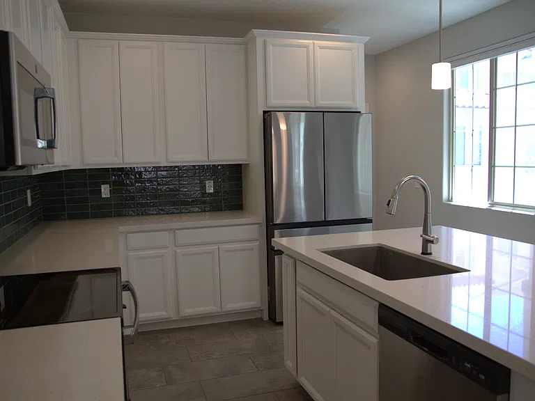 1676 E Hampton Ln — Photo 2