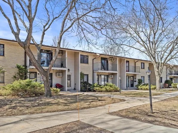 1681 South Coachlight DRIVE, New Berlin, WI 53151