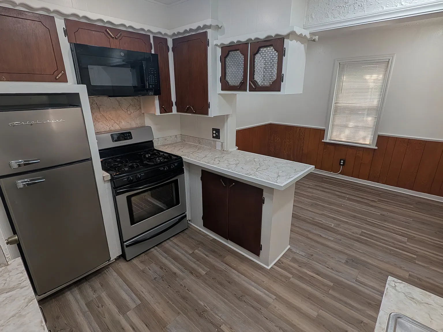 3 bed, 1101 sqft, $1,100 — Photo 2