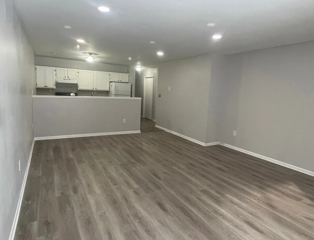 2 bed, 1000 sqft, $1,550 — Photo 2