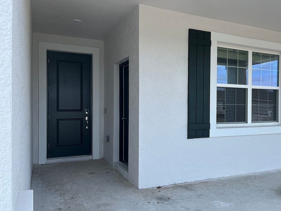 Private independent entry way to in-law quarters.
