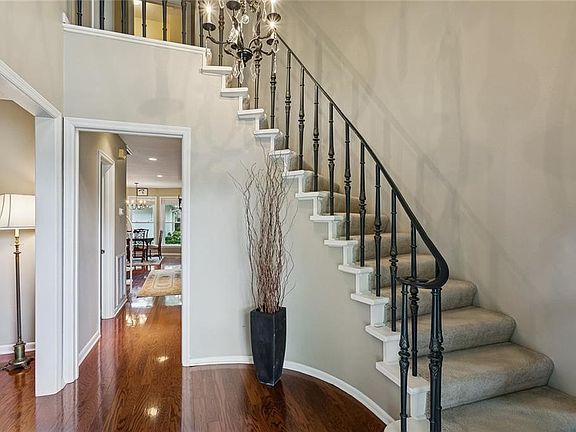 5th image of 33 Tennyson Pl