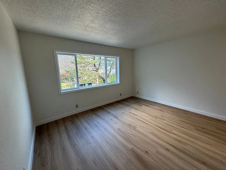 708 NE Avery St — Photo 9