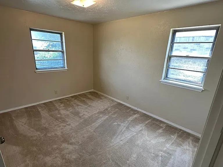 421 S Meadow Ln — Photo 9