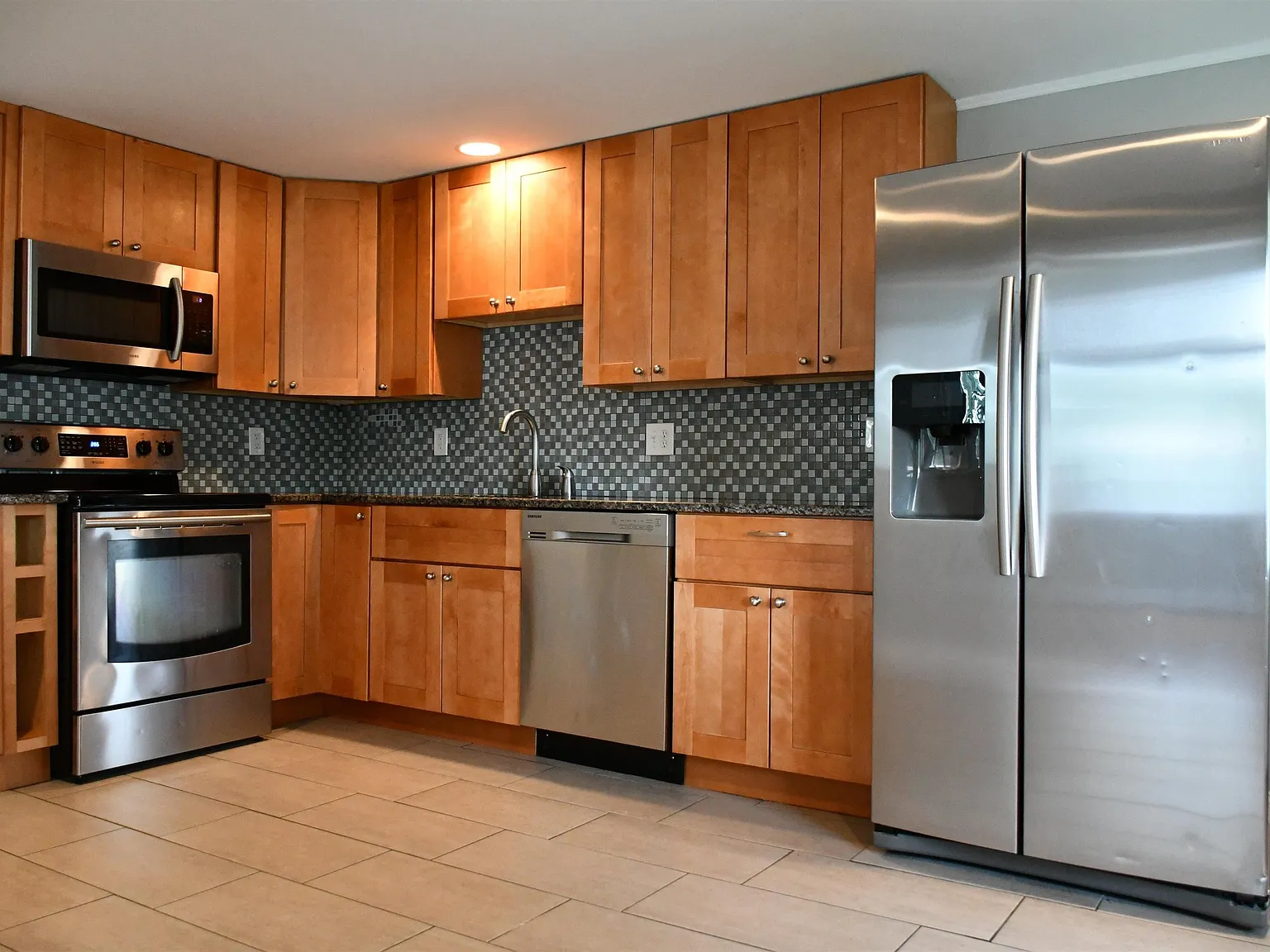 3 bed, 2.0 bath, 1200 sqft, $2,500 — Photo 3