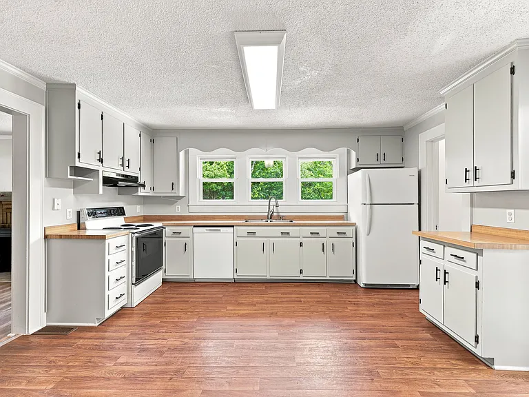 3629 Pleasant Garden Rd — Photo 22