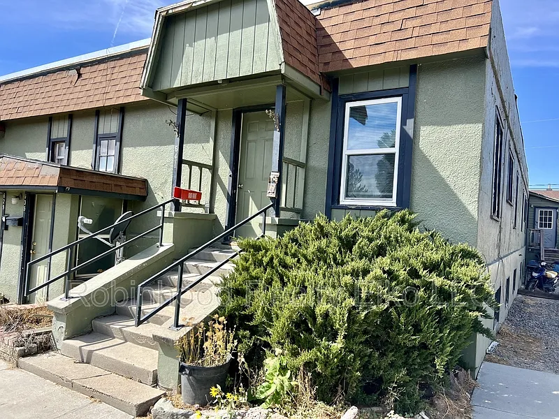 2 bed, 1.0 bath, $1,170 — Photo 2