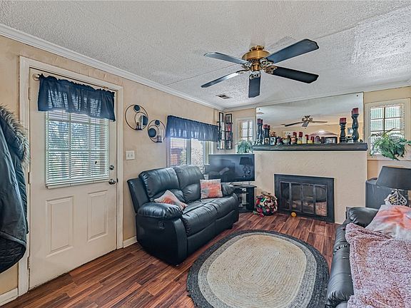 5th image of 102 Tioga Ln