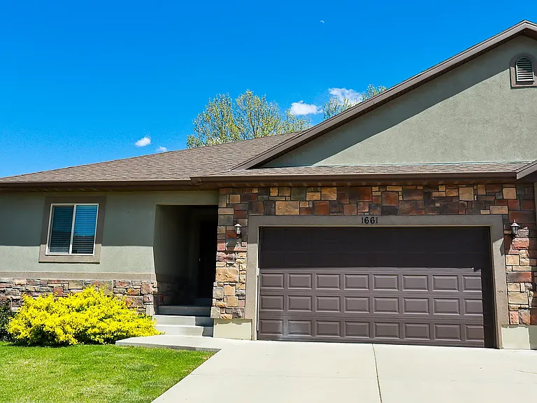 1661 S 1960 E — Photo 2
