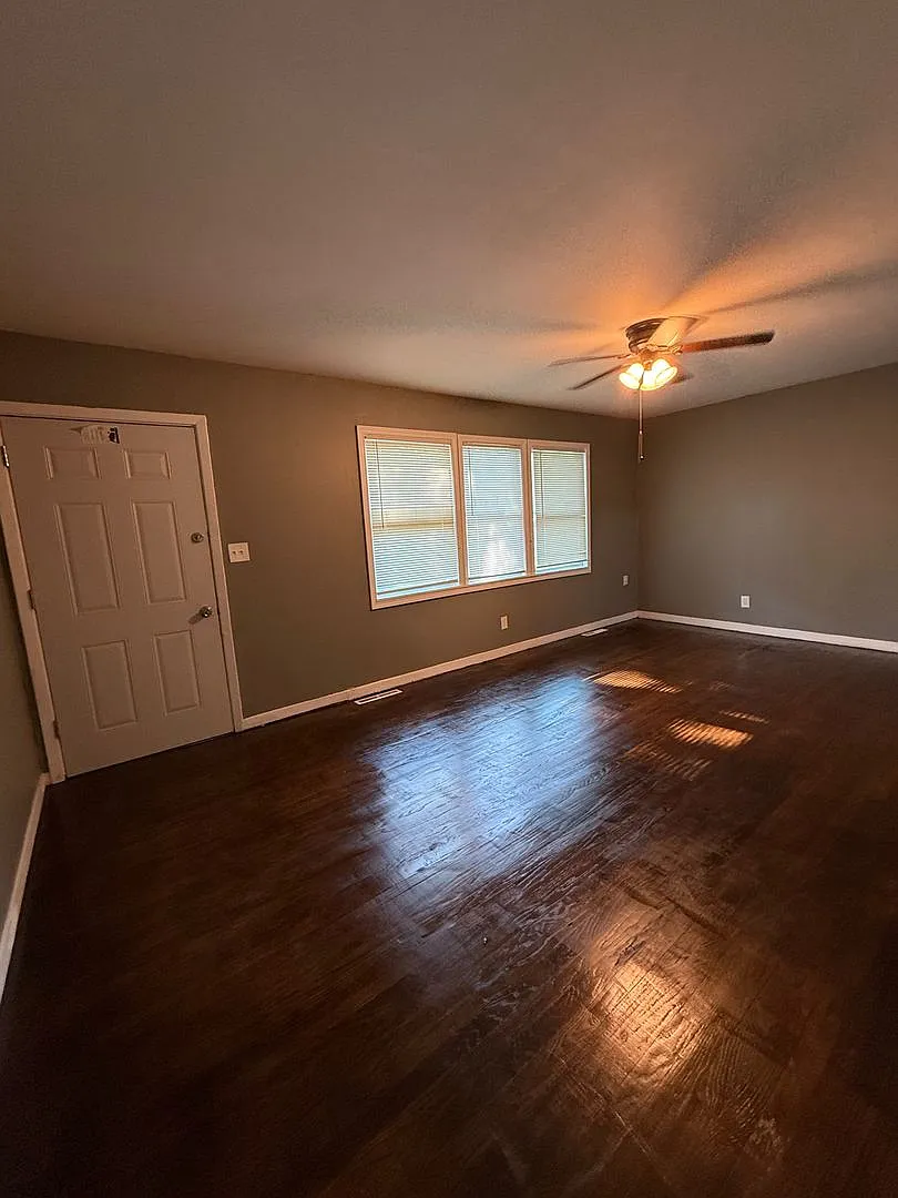 This is a 4 bedroom 1 Full bathroom house which has a spacious living room, dining room and full ... — Photo 4