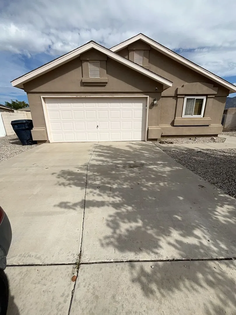 3 Bedroom, 2 Bathroom Home! Schedule a Showing! — Photo 1