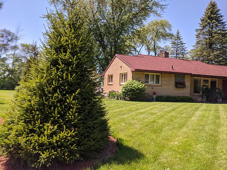 2471 N Lakeview Dr — Photo 3