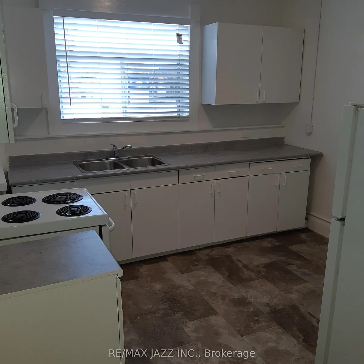 Building Photo - 532 Simcoe St S #4