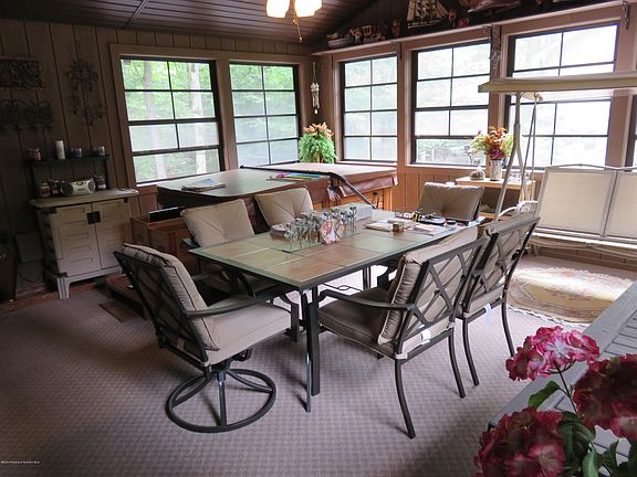 3rd image of 86 Mountain Glen Dr