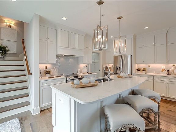 5th image of 122 Petunia Ct