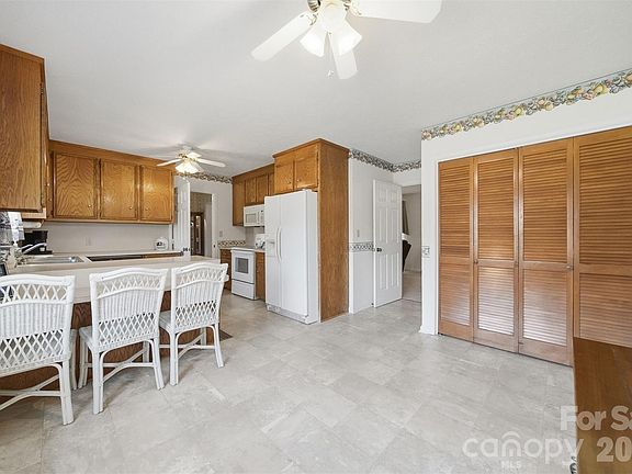 5th image of 916 Plantation Dr