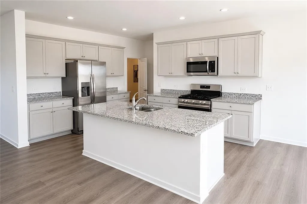 6 bed, 3.0 bath, 3214 sqft, $3,280 — Photo 4