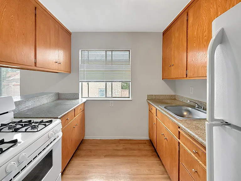 3600 Dimond — Photo 2