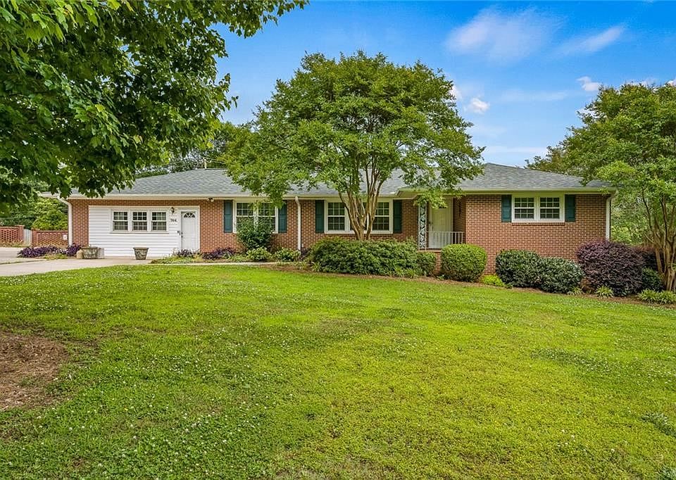 1st image of 704 Woodfield Dr