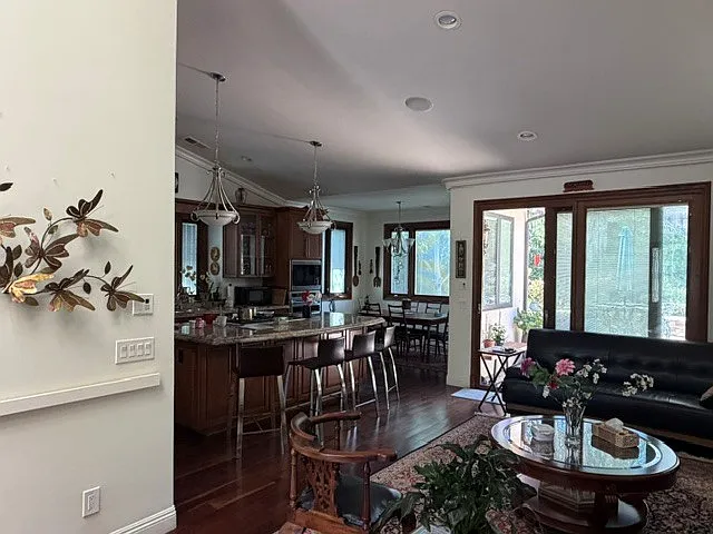 4 bed, 2640 sqft, $6,150 — Photo 4
