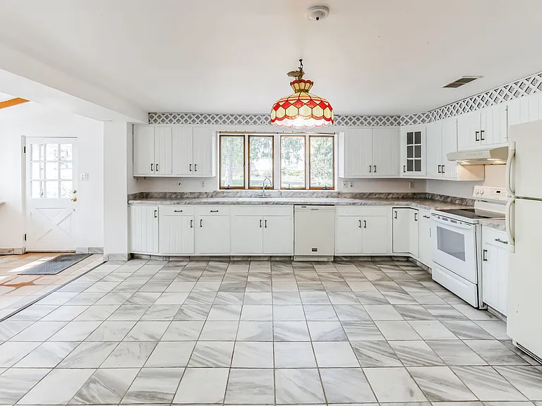 1425 N Line St — Photo 14