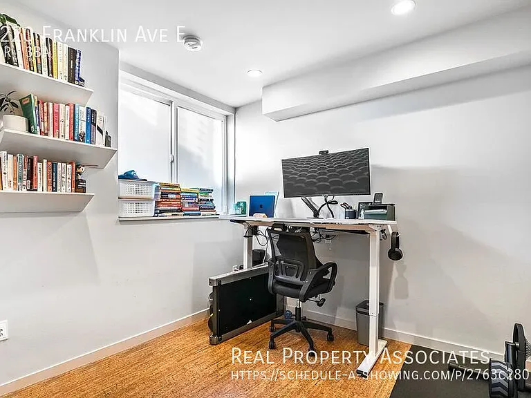 3220 Franklin Ave E — Photo 18